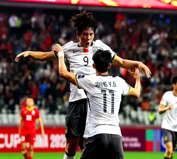 爱游戏app-对手完美配合，球队失误频频，遭遇连败(对手完美配合,球队失误频频,遭遇连败的原因)