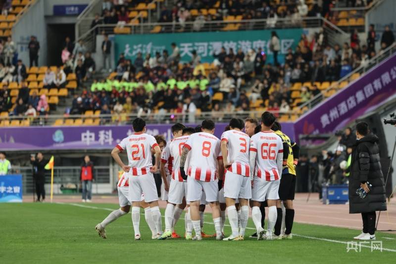 精彩纷呈的足球赛事,球迷热情高涨 精彩纷呈的足球赛事,球迷热情高涨