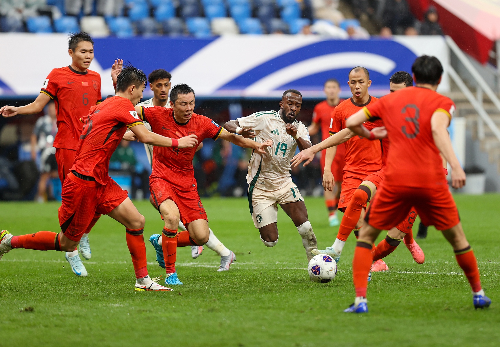 爱游戏app下载-包含足球赛场上演精彩大战，观众目不转睛的词条