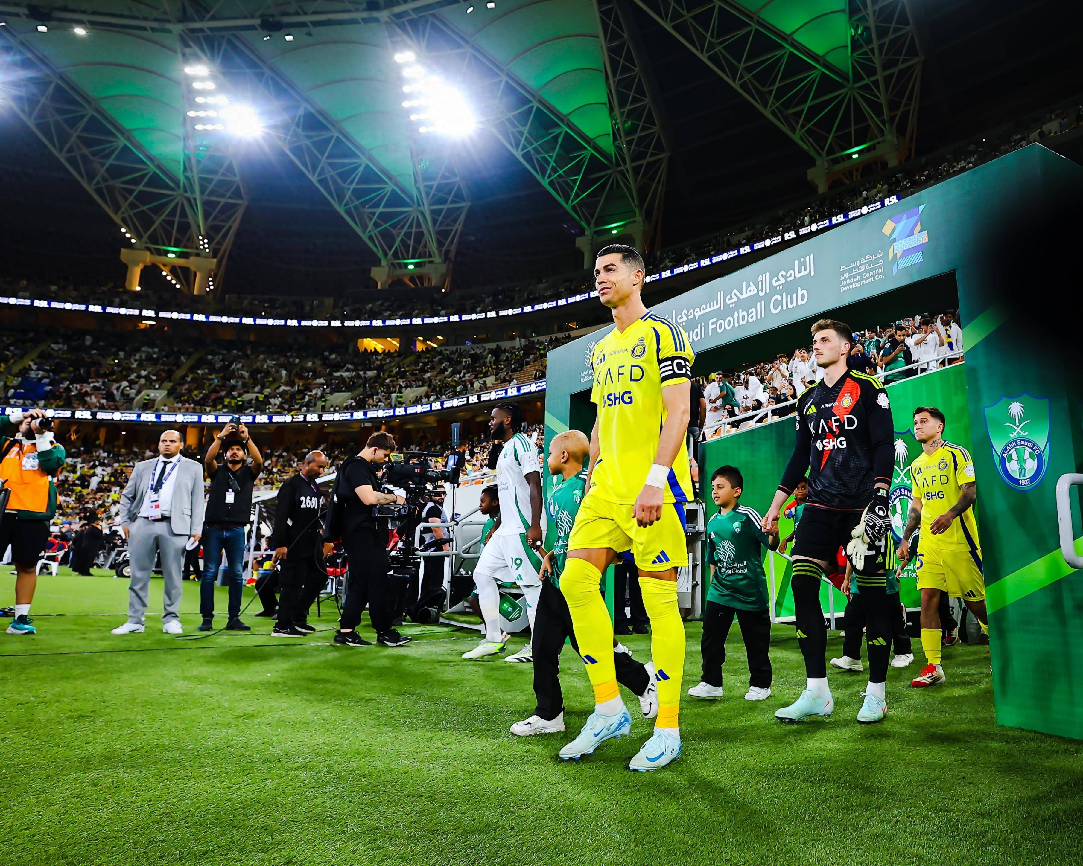 篮球冠军争夺战升温，场上战火四起的简单介绍