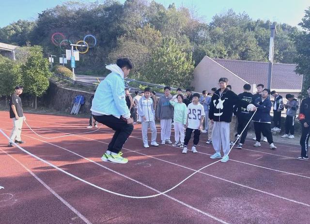 爱游戏体育平台-比赛中队员之间默契配合，拿下宝贵的胜利