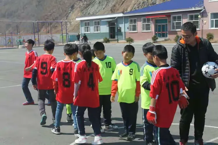 比赛中队员之间默契配合,拿下宝贵的胜利 比赛中队员之间默契配合,拿下宝贵的胜利