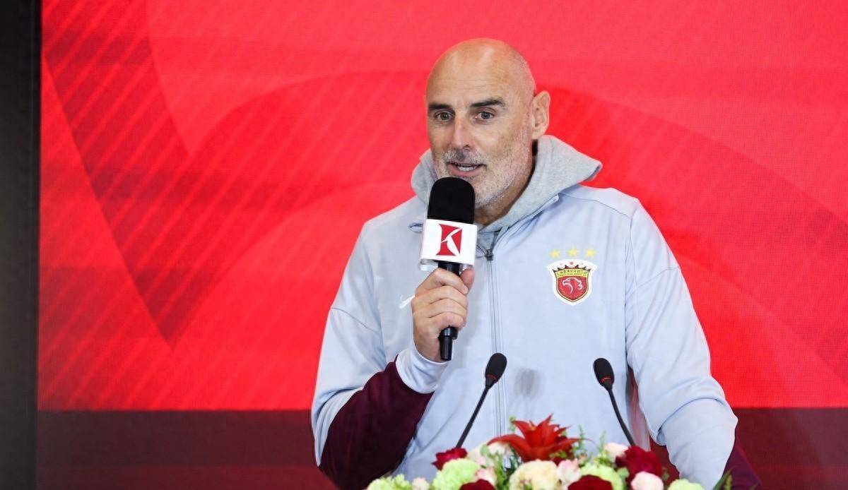 足球赛事中球员敬业拼搏,冲击冠军 足球赛事中球员敬业拼搏,冲击冠军