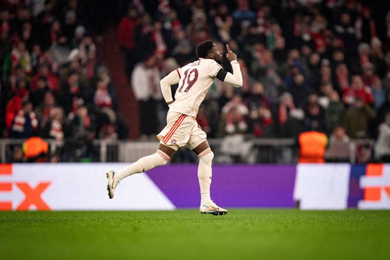 拜仁慕尼黑轻松晋级,战绩稳固领先 拜仁慕尼黑轻松晋级,战绩稳固领先