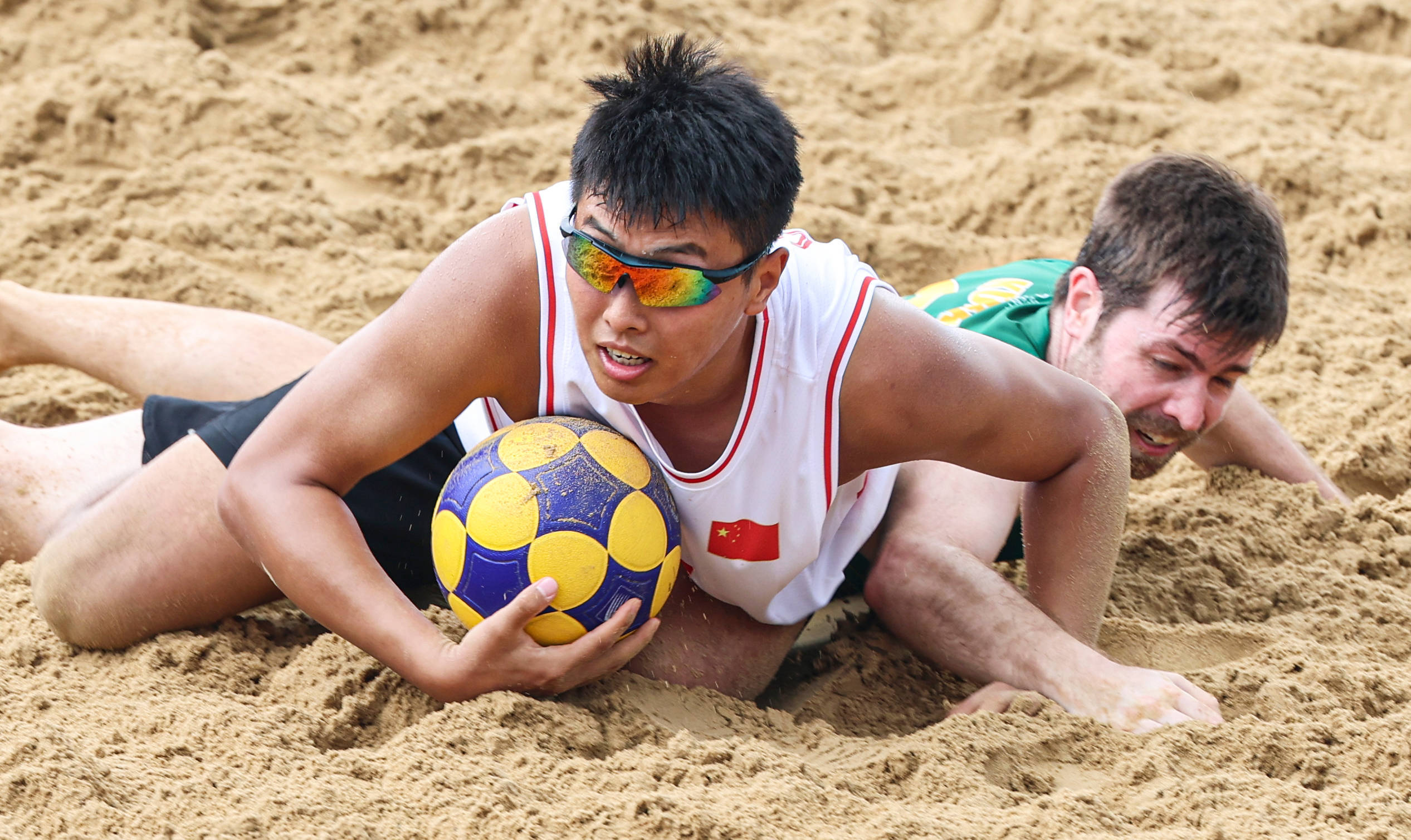 球员们在比赛中表现出色赢得观众喝彩