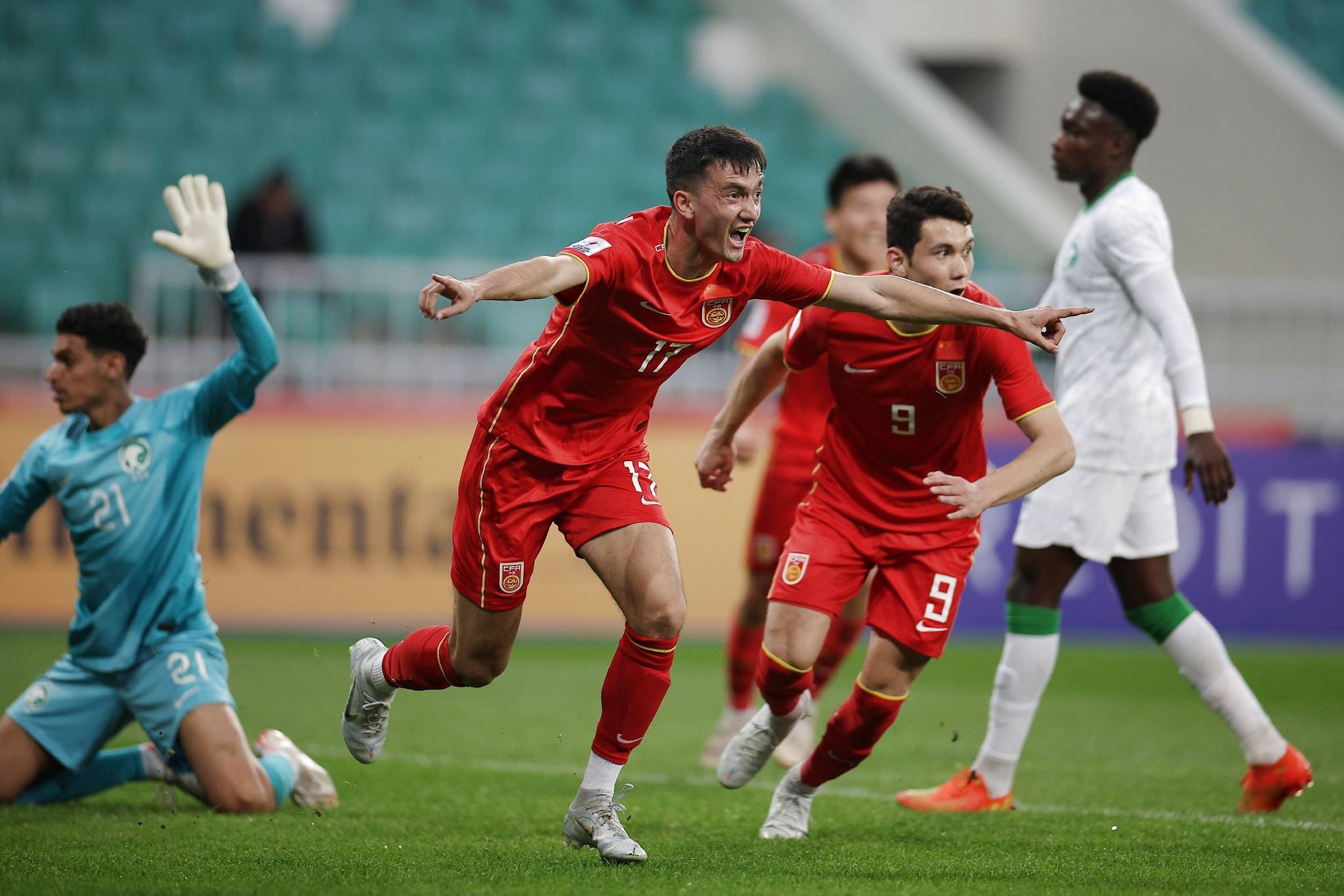 包含马德里竞技赢下争夺战，晋级欧洲俱乐部杯半决赛的词条