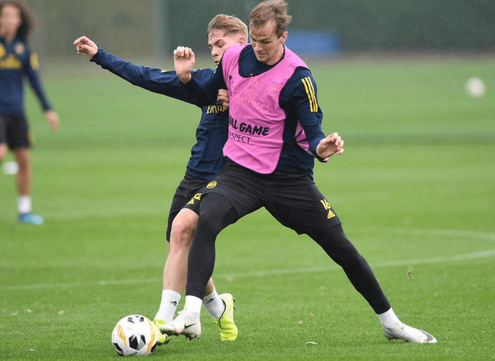 包含希德斯菲尔主场失利，遭遇颓势的词条