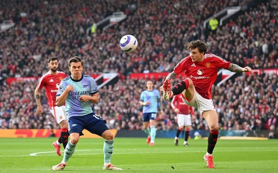 曼联主场击败阿斯顿维拉，士气大振