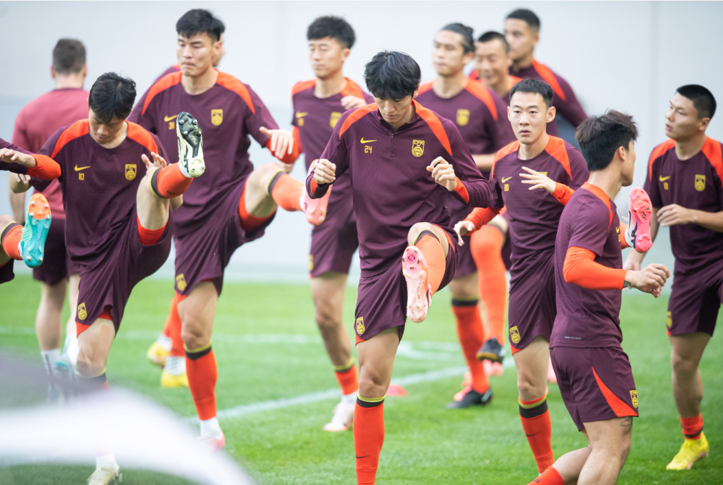 本周足球赛事频频上演,中国球员拚搏 本周足球赛事频频上演,中国球员拚搏