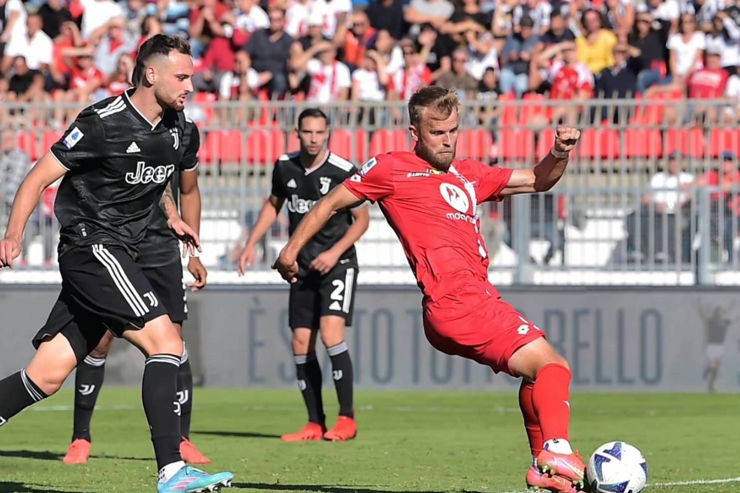 比利亚雷亚尔防守不力,连败数场,面临降级危机的简单介绍 比利亚雷亚尔防守不力,连败数场,面临降级危机的简单介绍